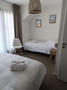 Кровать или кровати в номере Logis- Hôtel de la Baie de Wissant & Appartements