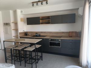 Кухня или мини-кухня в Logis- Hôtel de la Baie de Wissant & Appartements
