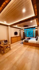 TV a/nebo společenská místnost v ubytování The Sana Luxury Stay, Manali
