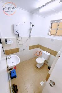 Koupelna v ubytování Tiara Homestay 2 with 3 Bedroom, Unlimited Wifi - Brinchang + 11 fotografií