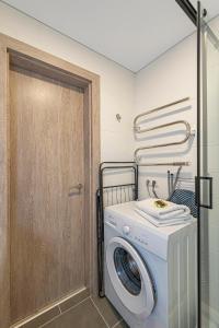 eine Waschmaschine und ein Trockner in einer Waschküche in der Unterkunft Pramonės Apartment #3 by PoloApartments in Kaunas