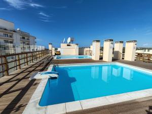 een zwembad op het dak van een gebouw bij 4D Terrace A - Casas & Papeis in Armação de Pêra