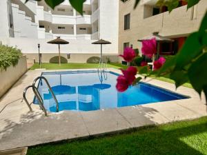 Bazén v ubytovaní GATU El Arrecife - Apartamento a 2 minutos de la playa en El Puerto de Santamaría , Preferente mayores de 25 años y familias alebo v jeho blízkosti