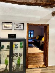 una stanza con un mobile in vetro con stoviglie di Туйковата къща The Tuikov House a Teteven