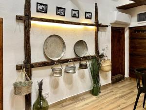 una stanza con diverse pentole e padelle su una parete di Туйковата къща The Tuikov House a Teteven