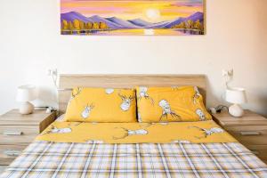 1 dormitorio con 1 cama con sábanas amarillas en Large Suite Home Milan - Duomo, en Milán