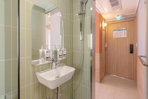 Bilik mandi di Uhoostay Myeongdong Guesthouse