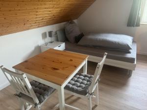 Posezení v ubytování Gemütliches Zimmer im Grünen