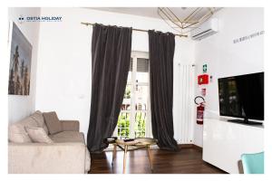 リド・ディ・オスティアにあるOstia Holiday Libertyのソファと窓のあるリビングルーム