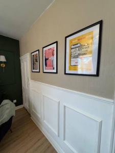 ein Zimmer mit drei gerahmten Bildern an der Wand in der Unterkunft RNM - Business Contractors Ready! 3 Bedrooms, Efficient Savings! Entire House,Smart Tv, 2 Lounges, Dining Area, Private Gated Parking, Easy Access, Close to M5, Train Station, Bus Routes, Kitchen and Washroom plus amenities included! in Quinton