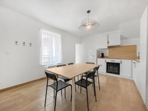 Η κουζίνα ή μικρή κουζίνα στο Jardin Privé et Déco Moderne à Vichy +15 φωτογραφίες