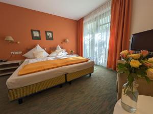 Postel nebo postele na pokoji v ubytování Parkhotel Hitzacker