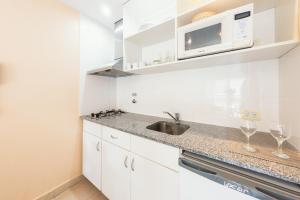 Le Batiment Apartments的厨房或小厨房