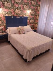 a bedroom with a bed with a blue headboard at hospedaje barahona21 in León