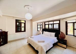 Ένα ή περισσότερα κρεβάτια σε δωμάτιο στο Villa Sunset by HolidayKeys