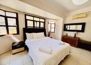 Ένα ή περισσότερα κρεβάτια σε δωμάτιο στο Villa Sunset by HolidayKeys