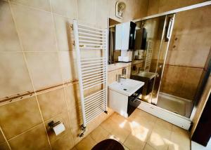 Ένα μπάνιο στο Villa Sunset by HolidayKeys