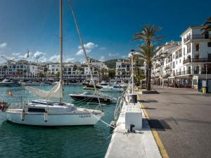 un gruppo di barche attraccate in un porto con edifici di Via Celere 2331 Luxury Sea View Apartment a Bahia de Casares