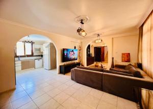 Μια τηλεόραση ή/και κέντρο ψυχαγωγίας στο Villa Sunset by HolidayKeys