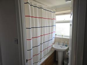 Vannituba majutusasutuses Delightful home in serene locale