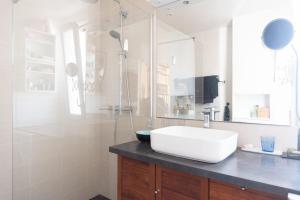 Photo de la galerie de l'établissement Bright apartment with terrace - Roland Garros, à Boulogne-Billancourt 6 autres photos