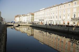 Trieste şehrindeki Ponterosso Suite tesisine ait fotoğraf galerisinden bir görsel