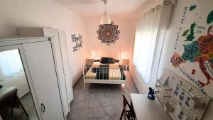 Giường trong phòng chung tại La stanza di Daria - un nido silenzioso nel cuore del centro storico