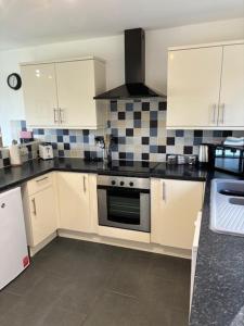 Una cocina o cocineta en The Old Cricket pavilion, Bodiam, East Sussex 1 fotos más