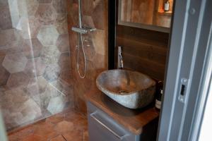 une salle de bain avec un lavabo en pierre et une douche dans l'établissement Newly built cabin with sauna, fireplace and amazing view, à Järvsö 33 autres photos