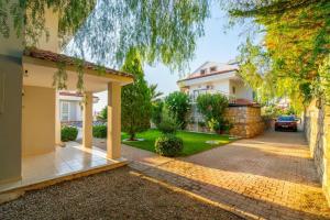 una casa con entrada delante de una casa en Golden Heights 15, en Ölüdeniz