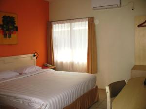 Kama o mga kama sa kuwarto sa Cengkareng Transit Hotel