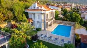 una vista aérea de una casa con piscina en Golden Heights 15, en Ölüdeniz