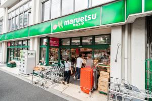 Supermarket nebo jiné obchody v  hotelu nebo okolí