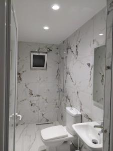 Koupelna v ubytování Ledi Apartments + 5 fotografií