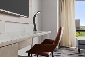 TV a/nebo společenská místnost v ubytování Marriott Saddle Brook