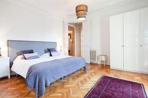 Friendly Rentals Caliu في برشلونة: غرفة نوم بسرير كبير وسجادة ارجوانية