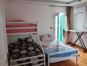 Postel nebo postele na pokoji v ubytování شقه ويمبي بالمعموره بجوار بيتزا كوين بالطابق 4