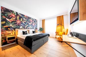 a hotel room with a bed and a tv at Frida Hotel & Café in Bassum +19 photos