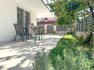 Aed väljaspool majutusasutust Minimalist Seaside Apartment with Private Patio and Parking - Blue Zone Homes