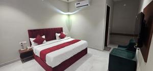 Postel nebo postele na pokoji v ubytování Hotel K9 Regency sirsa