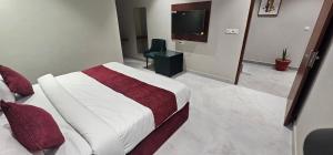 Postel nebo postele na pokoji v ubytování Hotel K9 Regency sirsa
