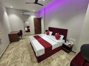 Postel nebo postele na pokoji v ubytování Hotel K9 Regency sirsa
