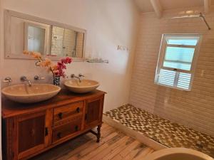 ein Badezimmer mit zwei Waschbecken und einer Dusche in der Unterkunft PinotageLuxuryCollection 9A Herte Suite in Stellenbosch + 10 Fotos