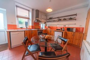 Pass the Keys Pet & Cycle Friendly Garden Home in New Mills的厨房或小厨房