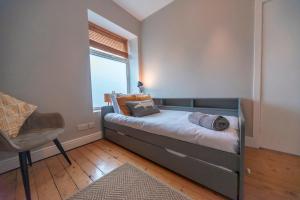 New MillsPass the Keys Pet & Cycle Friendly Garden Home in New Mills的一间有床和窗户的小卧室