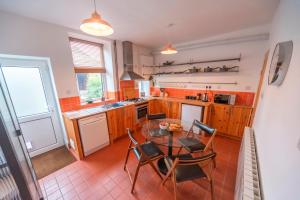 Pass the Keys Pet & Cycle Friendly Garden Home in New Mills的厨房或小厨房