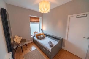 Pass the Keys Pet & Cycle Friendly Garden Home in New Mills客房内的一张或多张床位