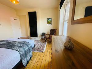 Pass the Keys Pet & Cycle Friendly Garden Home in New Mills客房内的一张或多张床位