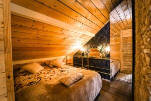 una camera da letto con un grande letto in una camera in legno di Studio de luxe a Theux