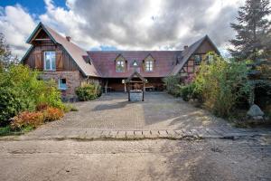 a large house with a large gambrel roof at Blockbohlen-Haus auf Hof Verchen in Verchen